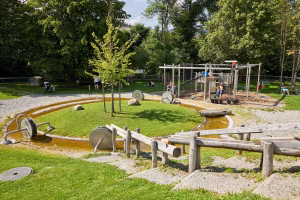 Vorschaubild_Spielplatz Heiligkreuz_Ein liebevoll gestalteter Naturspielplatz für Kinder am Waldrand._VisitLocals