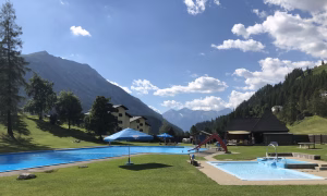 Vorschaubild_Freibad Bergün Bergbadi_Erfrischung pur in alpiner Kulisse mit nostalgischem Flair_VisitLocals
